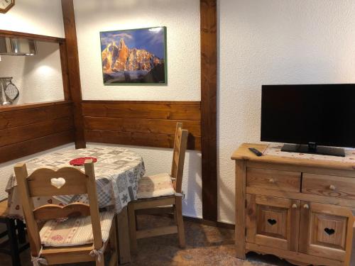Télévision ou salle de divertissement dans l'établissement Mont Blanc View Chamonix Apartment