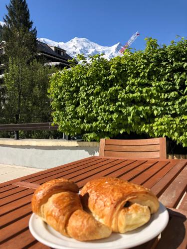deux pains sur une assiette dans l'établissement Mont Blanc View Chamonix Apartment, à Chamonix-Mont-Blanc