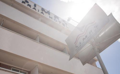 a white umbrella sitting on top of a building at Simas Praia Hotel in Aracaju