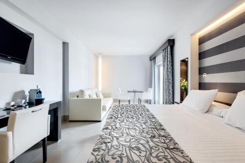Barceló Hamilton Menorca - Adults Onlyにあるテレビまたはエンターテインメントセンター