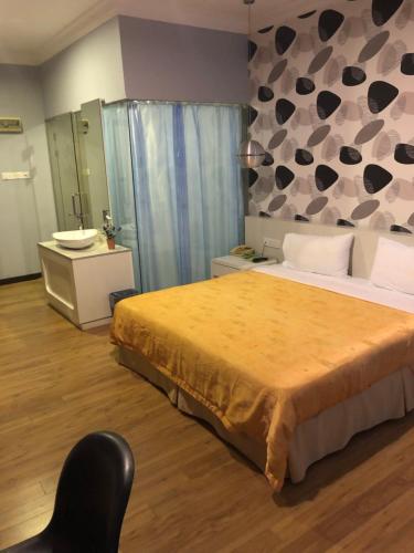 Una cama o camas en una habitación de King Park Hotel Tawau