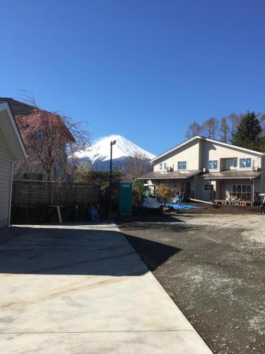 a house with a mountain in the background at Fujimien in Fujikawaguchiko
