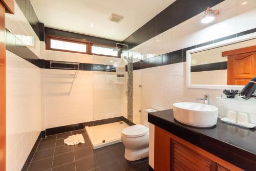 a bathroom with a toilet and a sink at Wandee Garden in Choeng Mon Beach