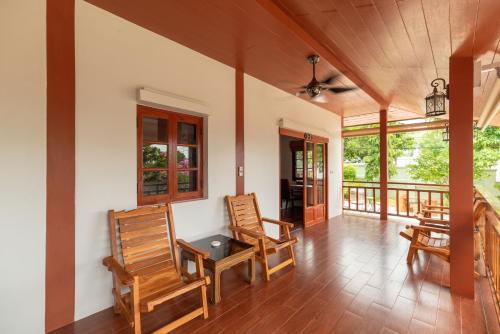 a room with two rocking chairs and a porch at Wandee Garden in Choeng Mon Beach