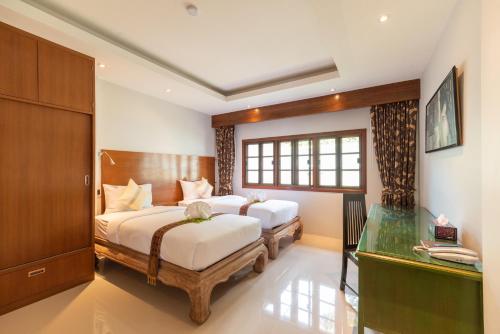 a bedroom with two beds and a glass counter at Wandee Garden in Choeng Mon Beach