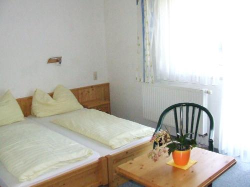 Una cama o camas en una habitación de Gasthof Steinerwirt