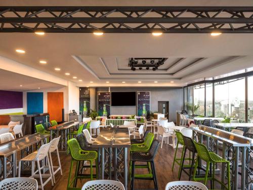 Un restaurante o sitio para comer en ibis Styles - Nairobi, Westlands