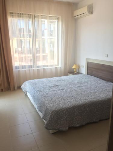 - une chambre avec un lit et une grande fenêtre dans l'établissement Apartment on the sea at St Nikolas Complex-Elena, à Tchernomorets