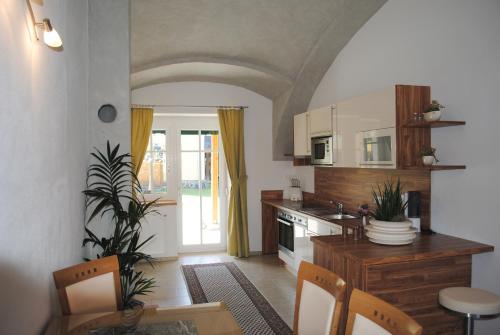 uma cozinha com uma mesa e uma sala de jantar em Gartler's Appartements em Kalsdorf bei Graz