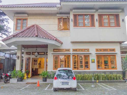 Bangunan di mana terletaknya rumah tamu ini