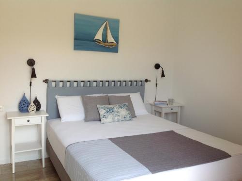 una camera da letto con un letto con una vela sul muro di Baronessa's Apartments a Gaios