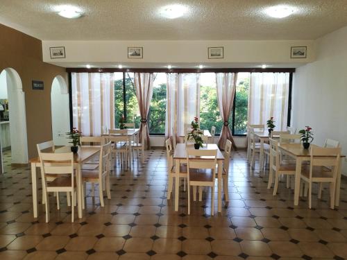 Ein Restaurant oder anderes Speiselokal in der Unterkunft Golden days 