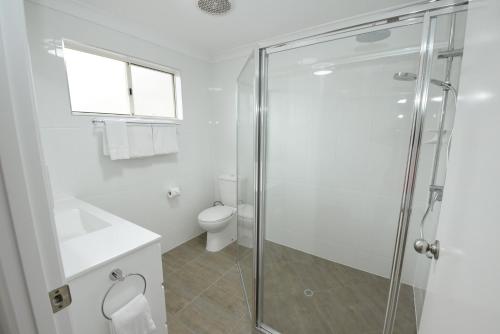 Ένα μπάνιο στο Raintree Motel Biloela