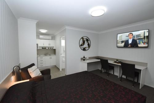Η κουζίνα ή μικρή κουζίνα στο Raintree Motel Biloela