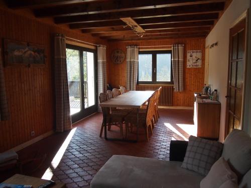 une salle à manger avec une table et des chaises en bois dans l'établissement Le Pytoux, à Saint-Gervais-les-Bains