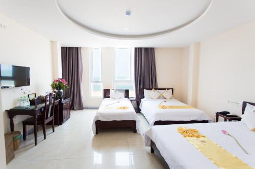 Giường trong phòng chung tại Hong phuc Hotel