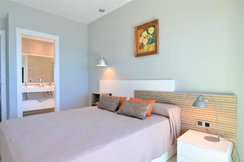 Cama o camas de una habitación en Apartamentos Sunset Drive - Fincas Arena