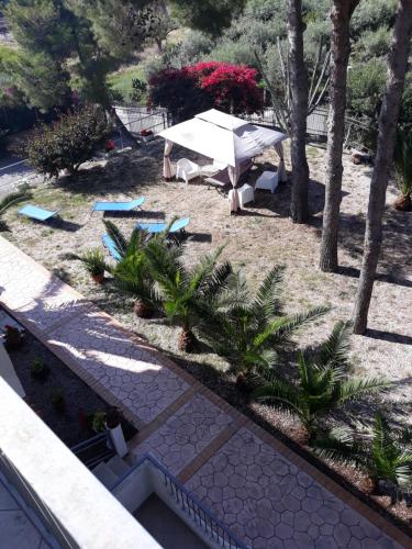 an overhead view of a picnic table in a park at villa aurora in Giardini Naxos