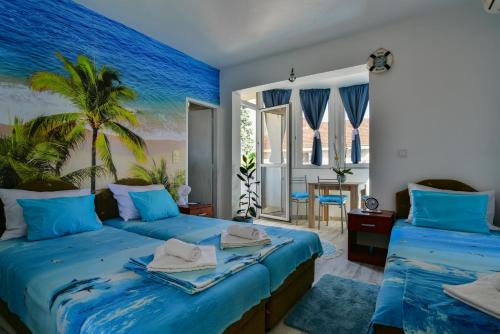 1 dormitorio con 2 camas y sábanas azules en Apartments Suster, en Bar