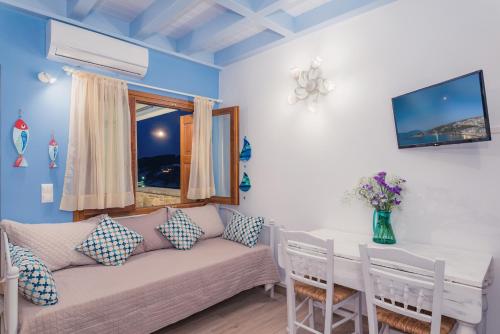 ein Wohnzimmer mit einem Sofa und einem Tisch in der Unterkunft House of Arts in Kokkari
