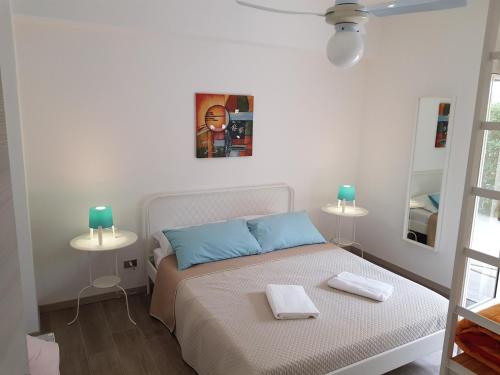 ein Schlafzimmer mit einem Bett mit zwei Handtüchern darauf in der Unterkunft La casa dei sassi holiday house in Giardini-Naxos