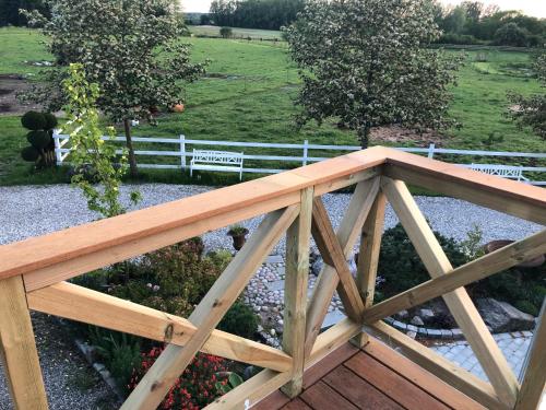 Un jardín fuera de Troldegaarden Guesthouse