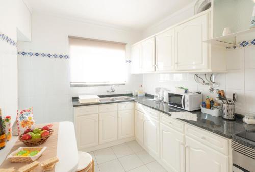 Η κουζίνα ή μικρή κουζίνα στο The Yellow House Cascais