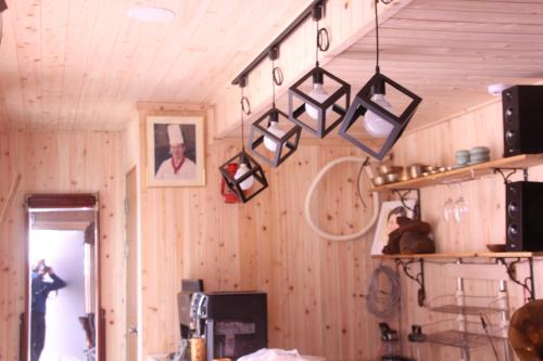 光州にあるDasomchae Hanok stayの木製の壁の客室で、ウッドパネルが施されています。