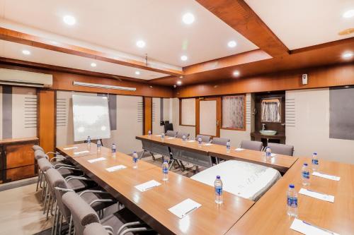 ein großer Konferenzraum mit einem langen Tisch und Stühlen in der Unterkunft Hotel Summit in Ahmedabad