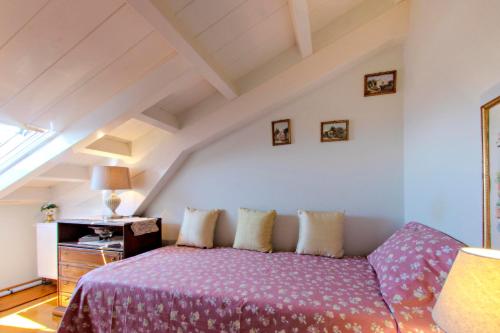 ein Schlafzimmer mit einem Bett mit einer lila Decke in der Unterkunft Stella's Attic in Spianada - Old town in Korfu-Stadt