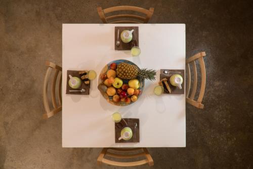 una vista sul soffitto di un tavolo con un cesto di frutta di Casina Bellanova a Porto Cesareo
