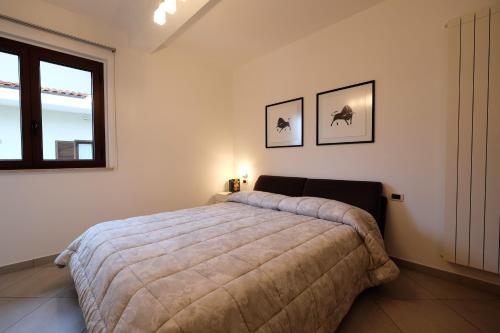 um quarto com uma cama grande e uma janela em Mango Pineto Vacanza em Pineto