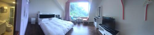 FanluにあるYun Waterfall Valley Homestayのベッドルーム(ベッド1台、窓付)