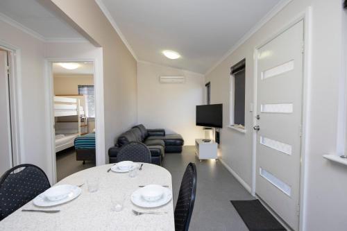 Postel nebo postele na pokoji v ubytování Karrinyup Waters Resort