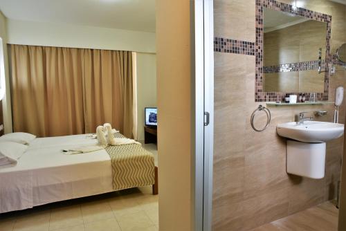 Ένα μπάνιο στο Marathon Hotel - All Inclusive