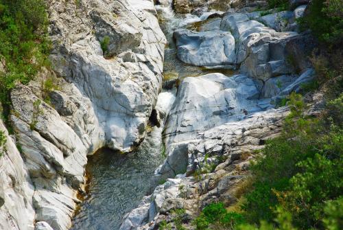 a stream of water between two rocky mountains at Els Caçadors de Maçanet in Maçanet de Cabrenys