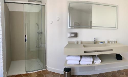 Um banheiro em Hôtel O’Banel