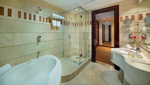 Koupelna v ubytování City Seasons Hotel & Suites Muscat