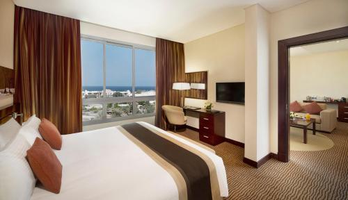 Postel nebo postele na pokoji v ubytování City Seasons Hotel & Suites Muscat