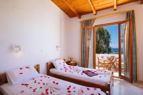 Tempat tidur dalam kamar di Dionyssos Rooms Preveli Crete