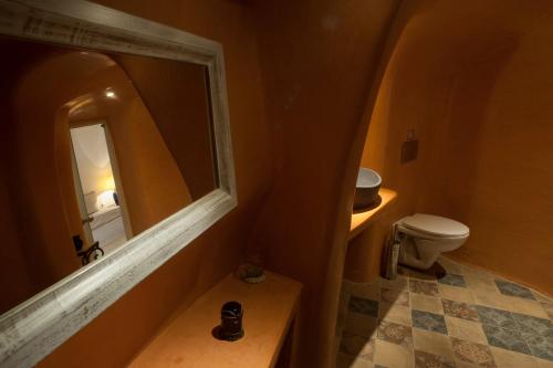 Koupelna v ubytování Heliophos Boutique Caves
