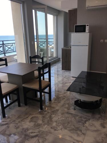 Dapur atau dapur kecil di Golden Sea View Apartments