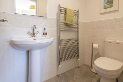 bagno con lavandino e servizi igienici di Grizedale View a Coniston