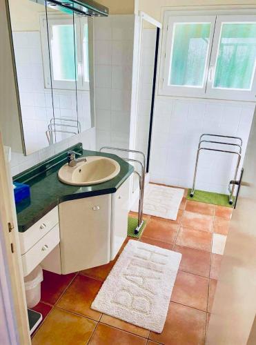 une salle de bain avec un lavabo et une douche dans l'établissement Villa Cavalaire sur Mer, à Cavalaire-sur-Mer