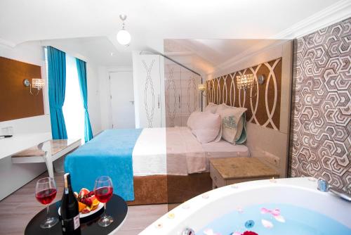 Una cama o camas en una habitación de Ocean Blue High Class Hotel & SPA