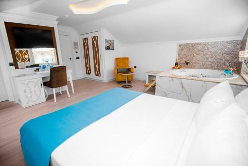 Una cama o camas en una habitación de Ocean Blue High Class Hotel & SPA