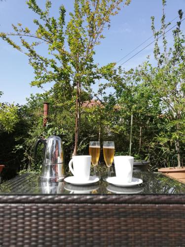 セチョビエにあるApartments Villa Bazilikaのカップ2個とビールグラス2個が置かれたテーブル