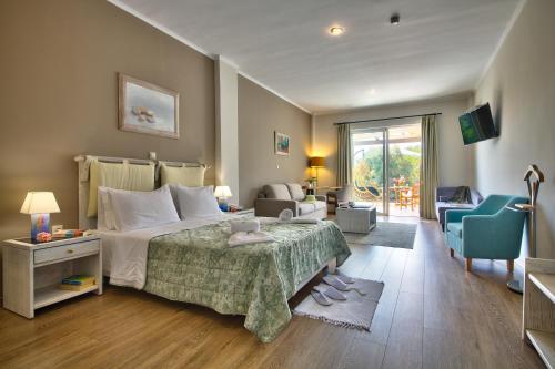 เตียงในห้องที่ Paxos Club Resort & SPA