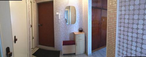 オムスクにあるApartment on prospekt Komarova 31の洗面台と鏡付きのバスルームの写真2枚