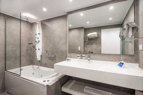 Ένα μπάνιο στο Tylissos Beach Hotel - Adults Only
